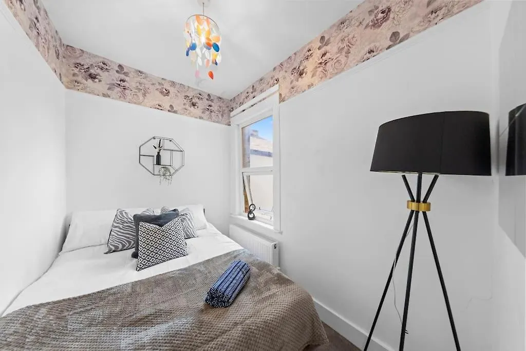 Charming Leytonstone 5 Bed - Apartment London