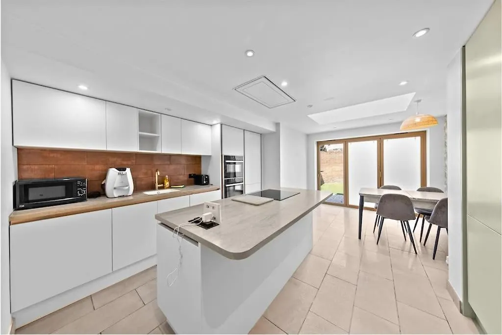 Charming Leytonstone 5 Bed - Apartment London