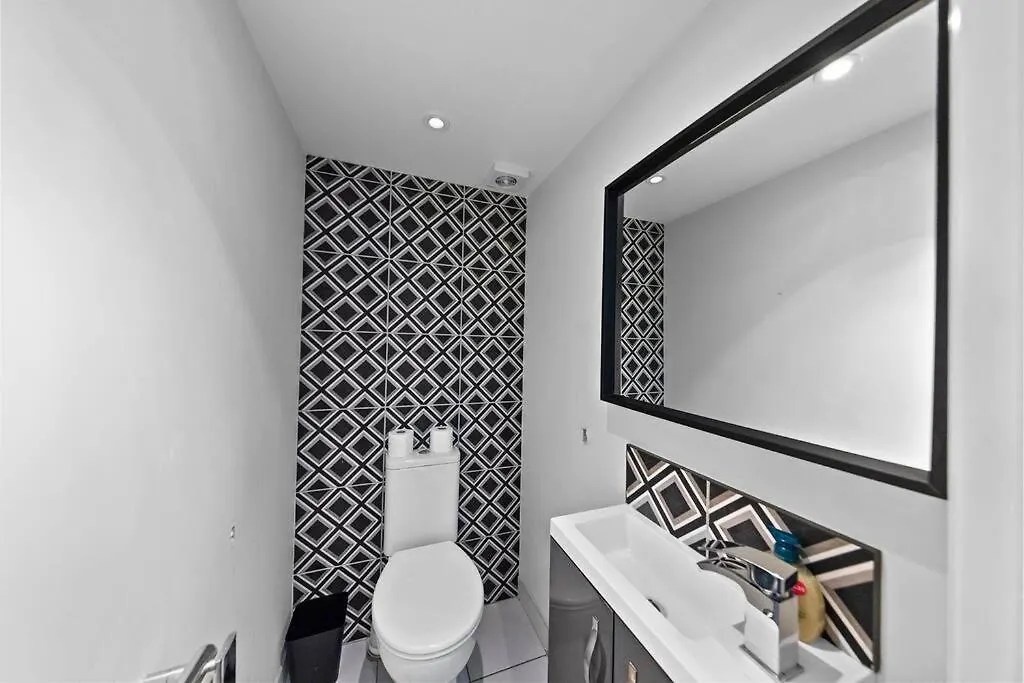 דירות לונדון Charming Leytonstone 5 Bed - בריטניה