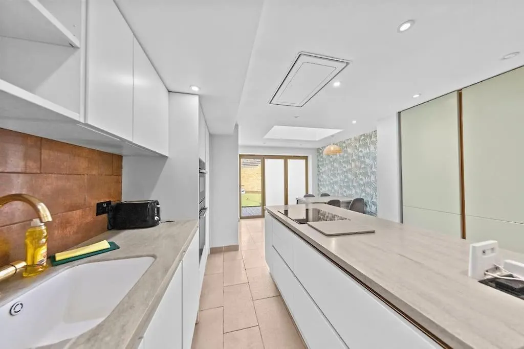 דירות לונדון Charming Leytonstone 5 Bed -