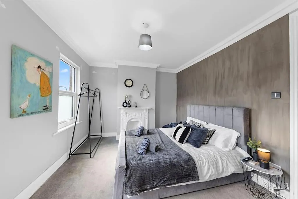 דירות לונדון Charming Leytonstone 5 Bed -